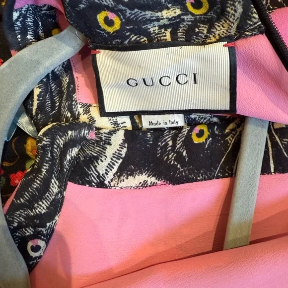 Gucci Tiger Print Dress

Length-46 inches

Bust - 18 inches 

Waist -15 inches - Picture 6 of 7